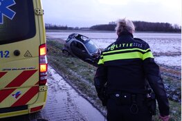 Auto belandt in greppel