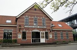 Auto botst op stoomtram Hoorn-Medemblik