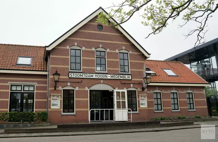 Auto botst op stoomtram Hoorn-Medemblik