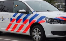 Bestuurder loopt weg na auto in sloot, laat natte kleding liggen