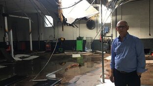 Garagedak ingestort door noodweer in Medemblik: "Iedereen stond te trillen"