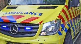 Tractor komt op man terecht na val in sloot Zwaag
