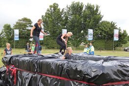 Bikkelen over Wad en Lutjestrand tijdens Wieringer Obstacle Run