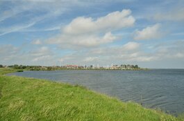 Schipper stuurloos jacht verbrandt handen bij afsteken noodvuurwerk op IJsselmeer