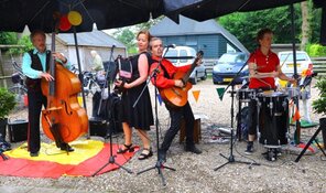 Zomers (terras) optreden van COMBOLERO