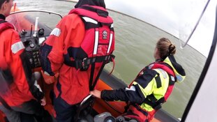 Omgeslagen vaartuig en motorsloep in problemen