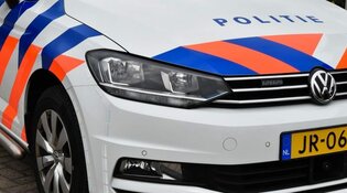 Automobilist ramt gevel in Grootebroek