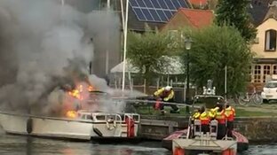 KNRM in actie voor brand in haven van Medemblik