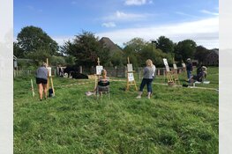 Workshop Koeienschilderen, met de ezel in de wei