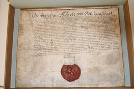 Perkamenten oorkonde uit de Gouden Eeuw aan Regionaal Archief geschonken