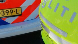 Auto crasht tegen boom in Hoorn