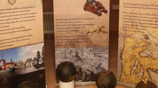 Eeuwenoude mortiergranaten nu te bewonderen op gemeentehuis Medemblik