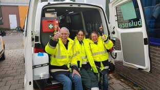 Apetrots: Stichting dierenambulance krijgt dierenambulance
