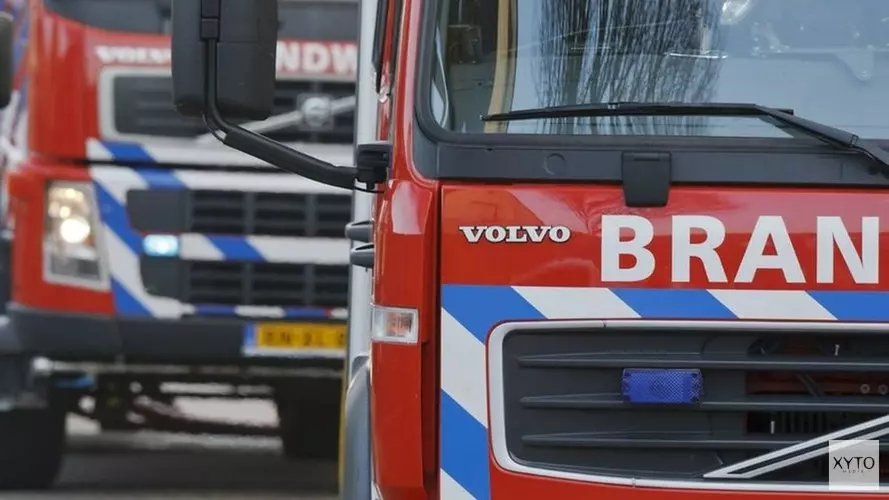 Omstanders bekogelen blussende brandweerlieden met zwaar vuurwerk