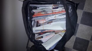 Vuilnisman vindt gedumpte post in vuilnisbak: belastingbrieven tot kerstkaarten