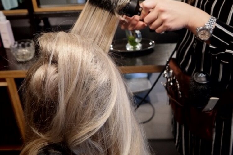 Kapsalon Haarhuis-Winkel in Winkel zoekt collega!