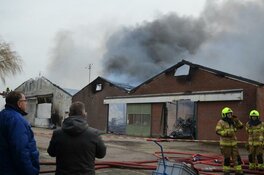 Uitslaande brand in bedrijfsschuur vol pallets in Oudkarspel