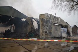 Uitslaande brand in bedrijfsschuur vol pallets in Oudkarspel