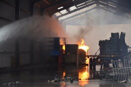 Uitslaande brand in bedrijfsschuur vol pallets in Oudkarspel