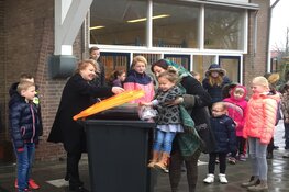 Wethouder Caroline van de Pol geeft samen met leerlingen Bernadetteschool Zuidermeer startsein afval scheiden op school