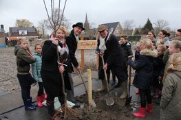 College en leerlingen de Caugh plantten fruitboomgaard in Obdam