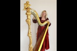 Harpiste Regina Ederveen bij boekpresentatie in Maison Erard