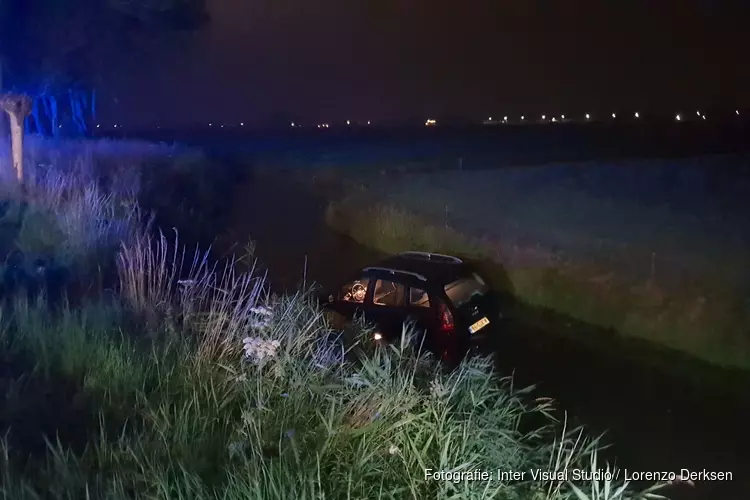 Auto belandt in sloot langs A.C. De Graafweg