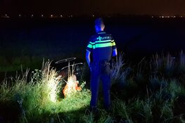 Auto belandt in sloot langs A.C. De Graafweg