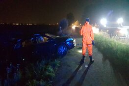 Auto belandt in sloot langs A.C. De Graafweg