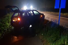 Auto belandt in sloot langs A.C. De Graafweg