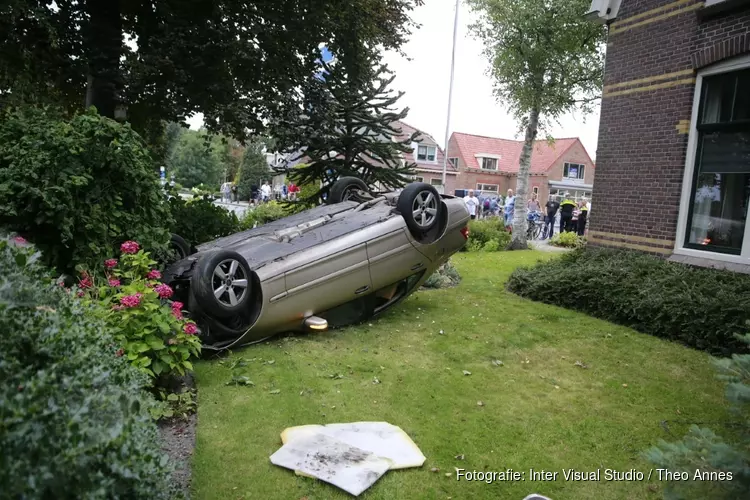 Auto komt in voortuin terecht; bestuurder aangehouden