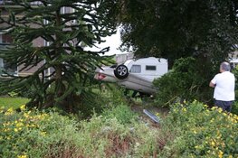 Auto komt in voortuin terecht; bestuurder aangehouden