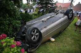 Auto komt in voortuin terecht; bestuurder aangehouden