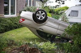 Auto komt in voortuin terecht; bestuurder aangehouden