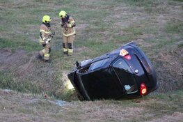 Auto dendert talud af: bestuurder kwijt