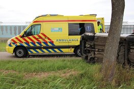 Auto op zijn kant in Hem