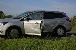Auto te water na aanrijding Lutjewinkel