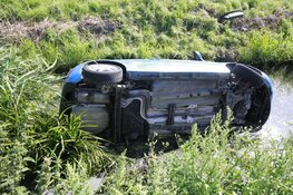 Auto te water na aanrijding in Andijk