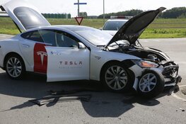 Auto te water na aanrijding in Andijk