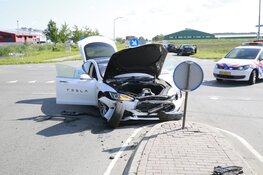 Auto te water na aanrijding in Andijk