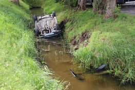 Auto op de kop de sloot in na aanrijding