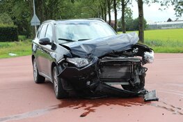 Auto op de kop de sloot in na aanrijding