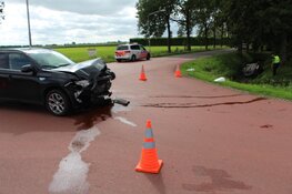 Auto op de kop de sloot in na aanrijding