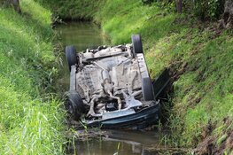 Auto op de kop de sloot in na aanrijding