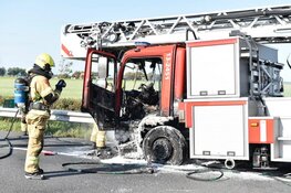 Brandweerauto onderweg naar noodsituatie vliegt in brand op de snelweg