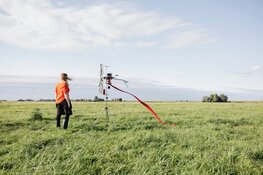 Merel Karhof toont haar 'wind knitting factory' bij kelderdracht festival in zuiderzeemuseum