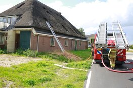 Beginnende brand in rieten dak in Obdam