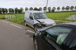 Twee voertuigen total loss na aanrijding
