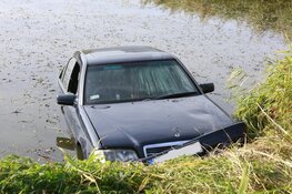 Auto rijdt water in, bestuurder spoorloos verdwenen