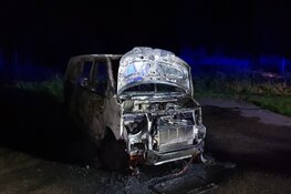 Busje in brand op verlaten parkeerterrein